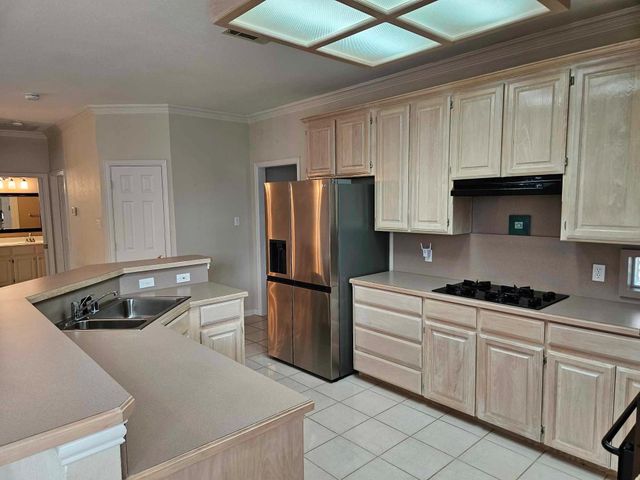 611 Ashbrook Court, Euless, TX 76039