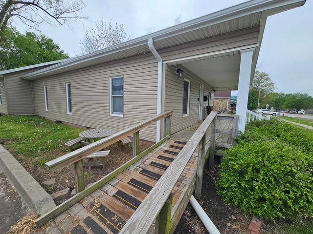 308 W Church Street, Aurora, MO 65605