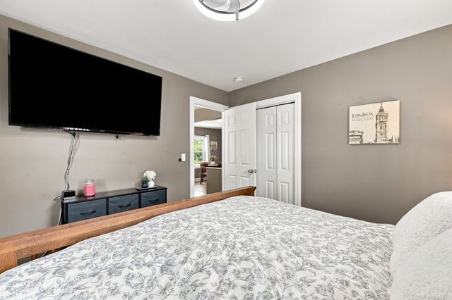37 Kensington St, Agawam, MA 01030