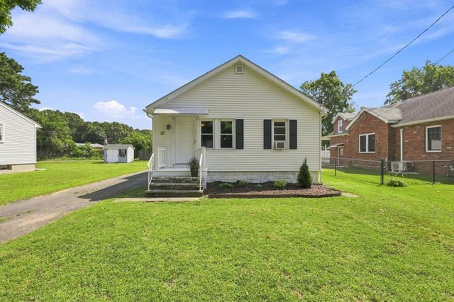 37 Kensington St, Agawam, MA 01030