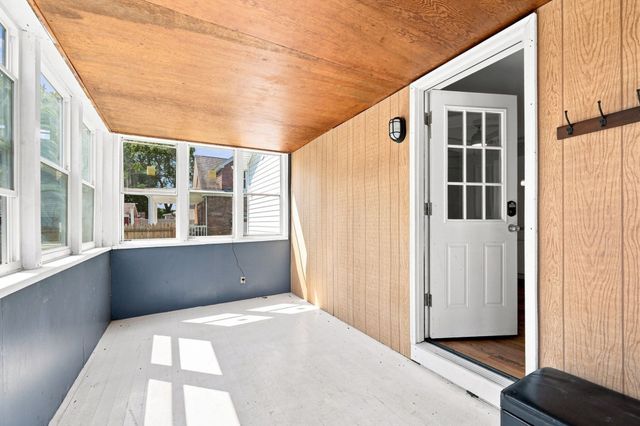 37 Kensington St, Agawam, MA 01030