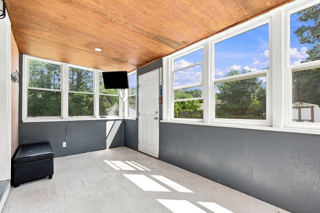 37 Kensington St, Agawam, MA 01030