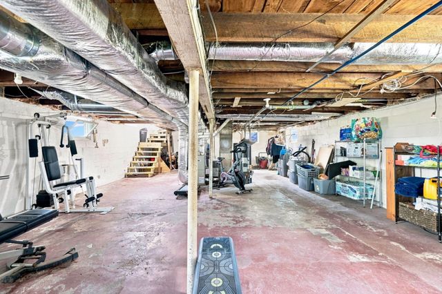 37 Kensington St, Agawam, MA 01030
