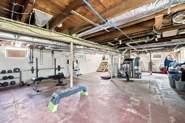 37 Kensington St, Agawam, MA 01030