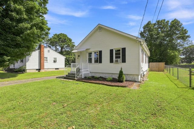 37 Kensington St, Agawam, MA 01030