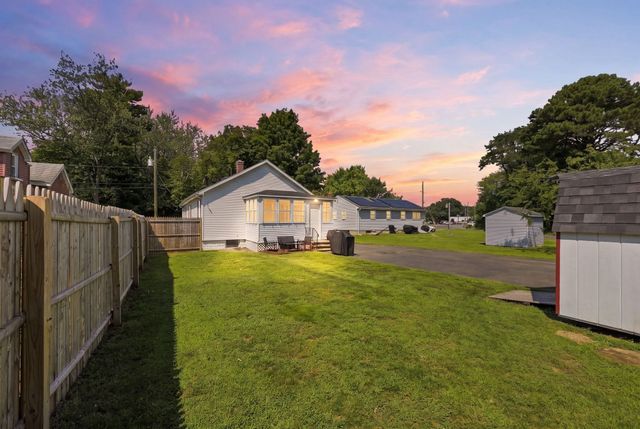 37 Kensington St, Agawam, MA 01030