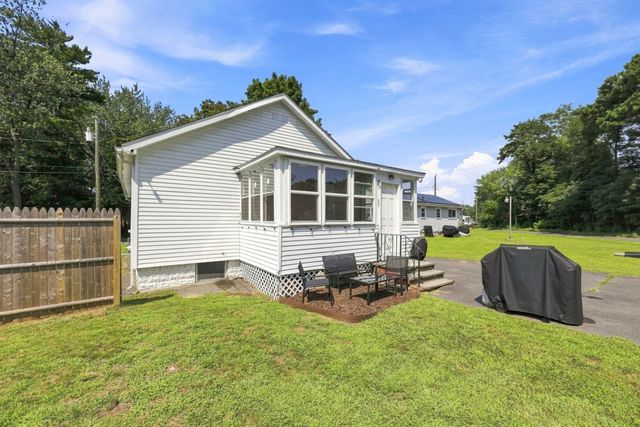 37 Kensington St, Agawam, MA 01030