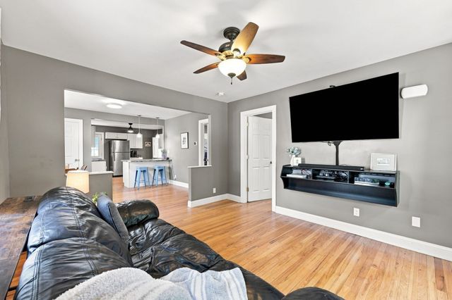 37 Kensington St, Agawam, MA 01030