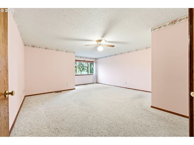 1326 Se LINDEN Ct, Gresham, OR 97080