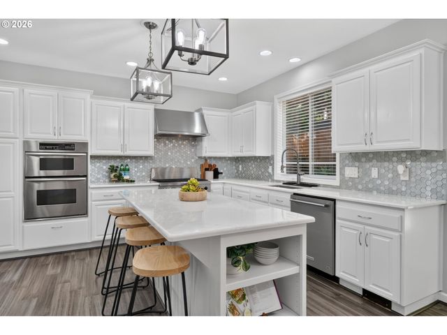 2235 CRESTVIEW Dr, West Linn, OR 97068