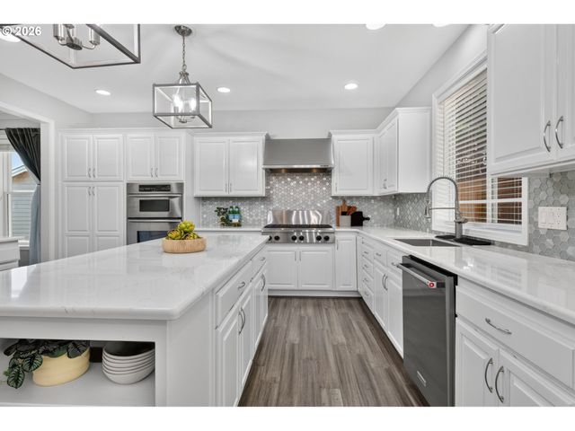 2235 CRESTVIEW Dr, West Linn, OR 97068