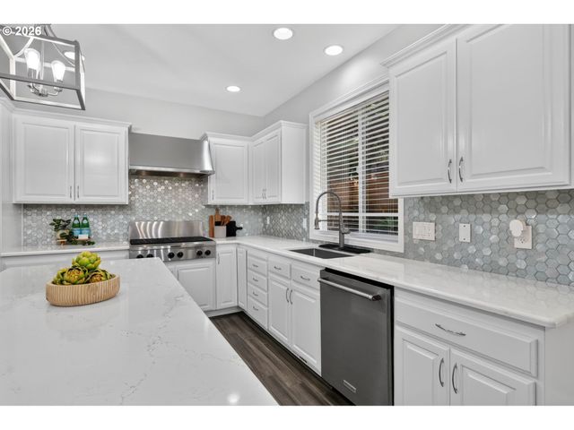 2235 CRESTVIEW Dr, West Linn, OR 97068
