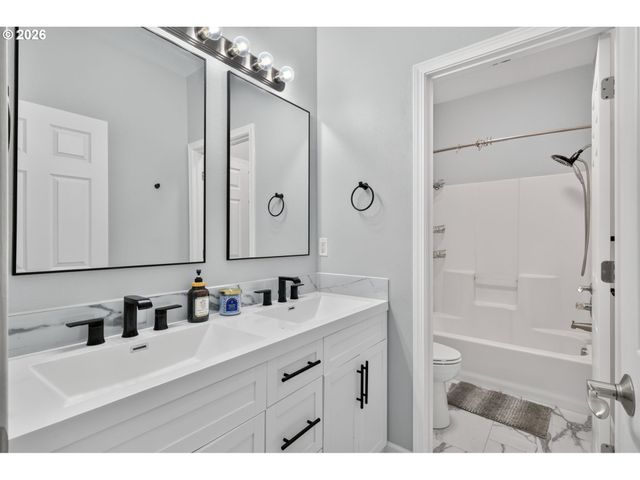 2235 CRESTVIEW Dr, West Linn, OR 97068
