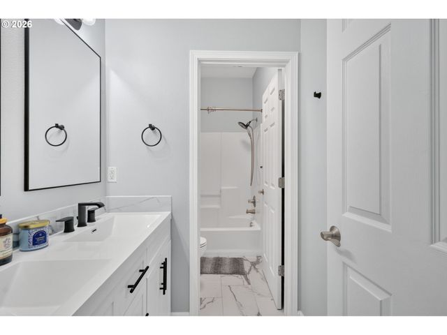 2235 CRESTVIEW Dr, West Linn, OR 97068