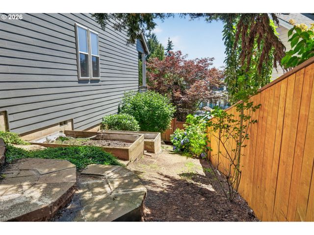 2235 CRESTVIEW Dr, West Linn, OR 97068