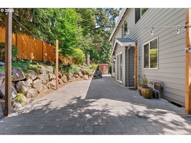 2235 CRESTVIEW Dr, West Linn, OR 97068