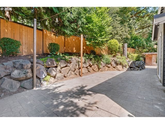 2235 CRESTVIEW Dr, West Linn, OR 97068