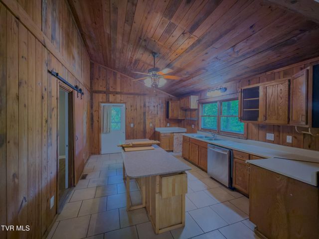 106 Arwood Hill Road, Hampton, TN 37658