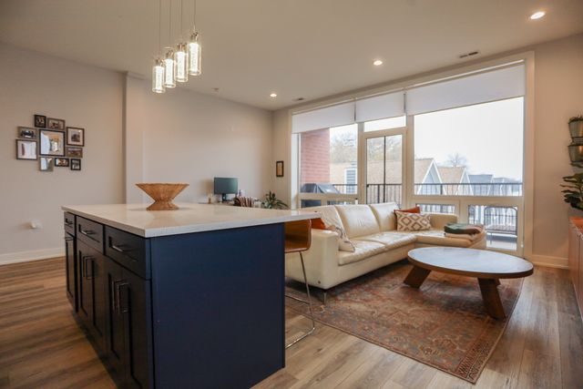 2402 W Carmen Avenue 301, Chicago, IL 60625