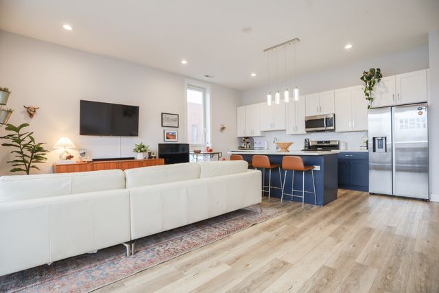 2402 W Carmen Avenue 301, Chicago, IL 60625