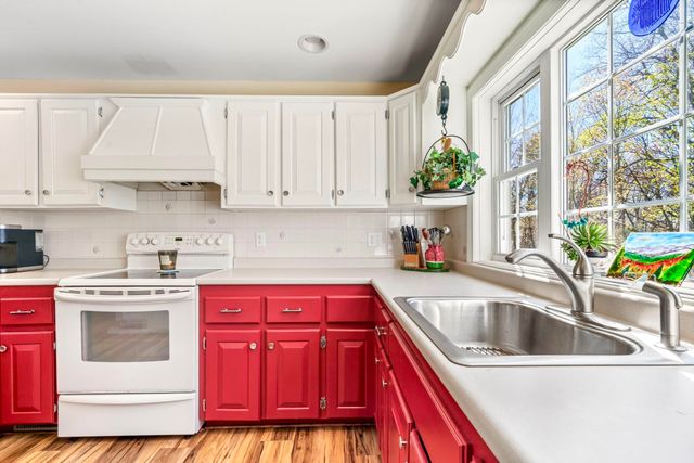 20 Gilcreast Drive, Litchfield, NH 03052