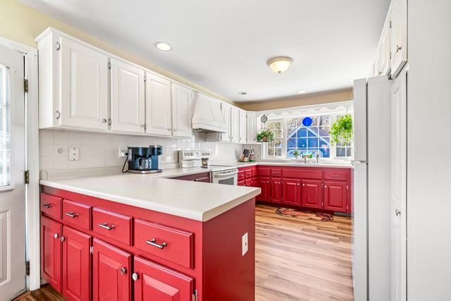 20 Gilcreast Drive, Litchfield, NH 03052