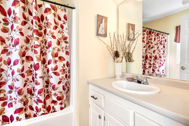 20 Gilcreast Drive, Litchfield, NH 03052