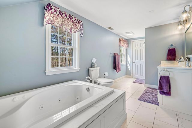 20 Gilcreast Drive, Litchfield, NH 03052