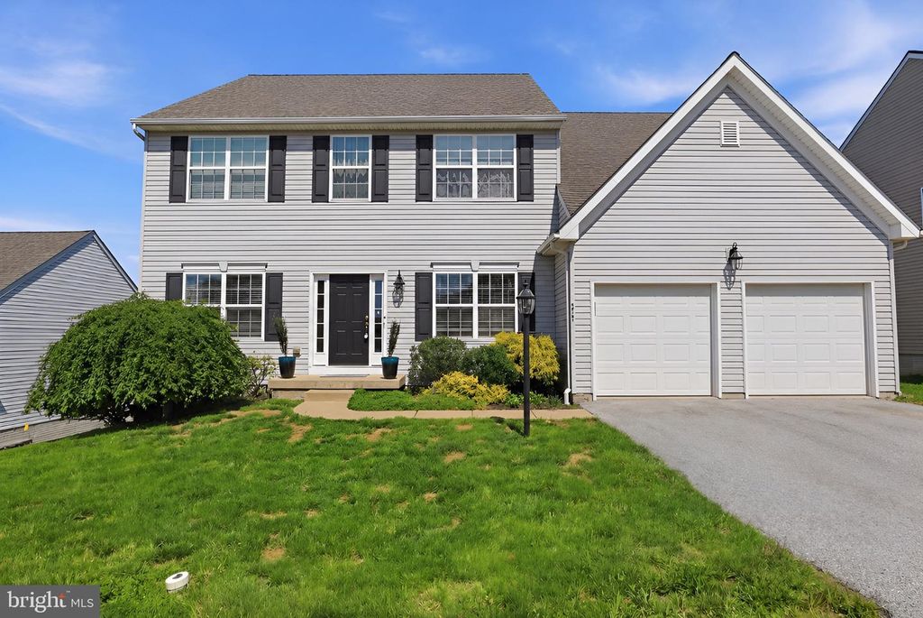 Image 2 of property listing at 215 AZALEA DR, Windsor, PA 17366