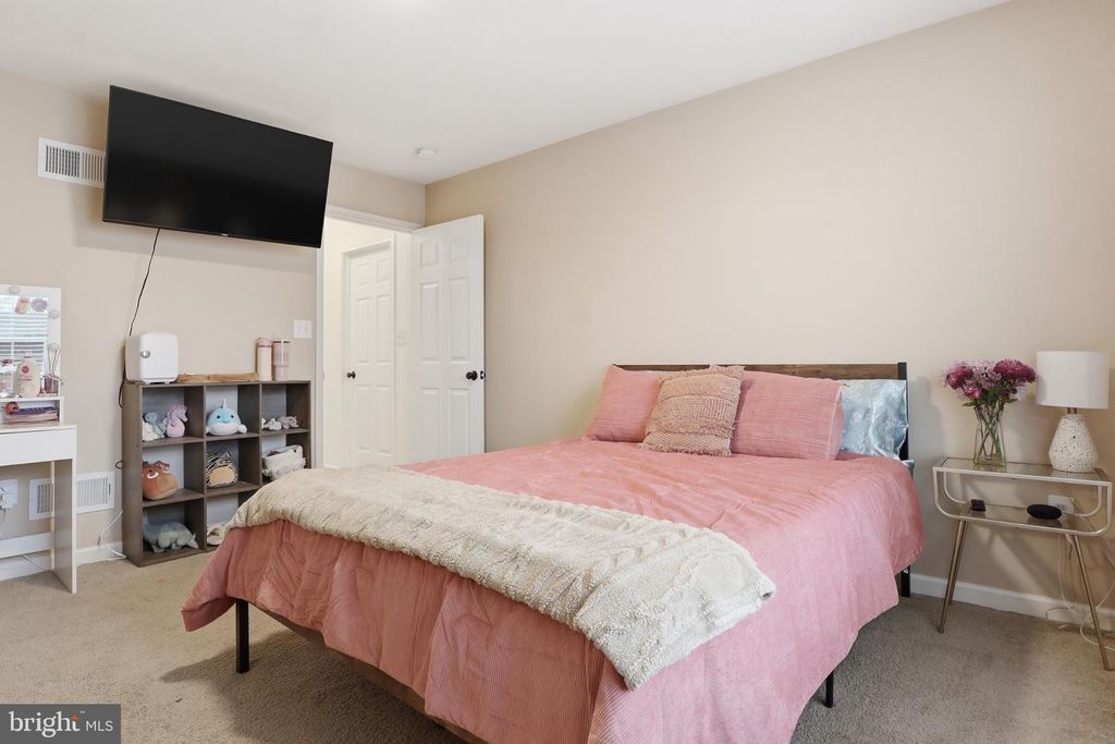 Image 13 of property listing at 215 AZALEA DR, Windsor, PA 17366