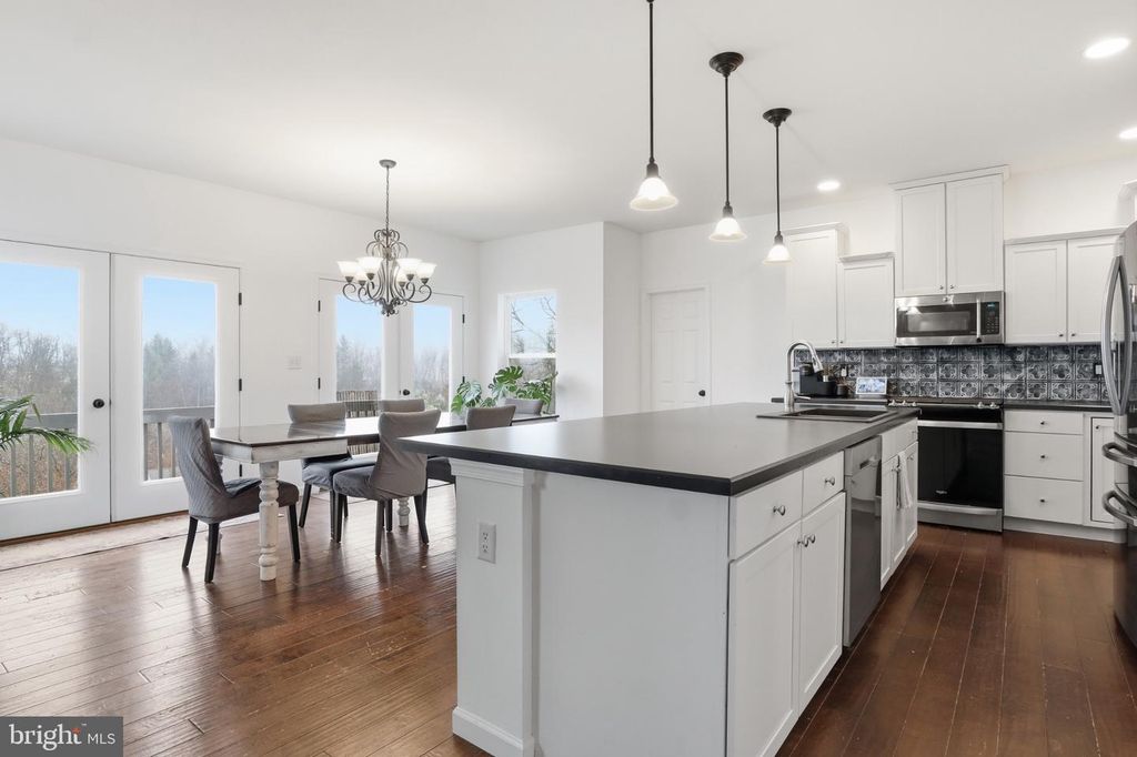 Image 15 of property listing at 215 AZALEA DR, Windsor, PA 17366