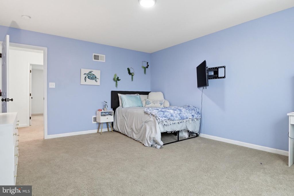 Image 16 of property listing at 215 AZALEA DR, Windsor, PA 17366
