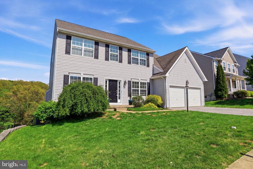 Image 3 of property listing at 215 AZALEA DR, Windsor, PA 17366