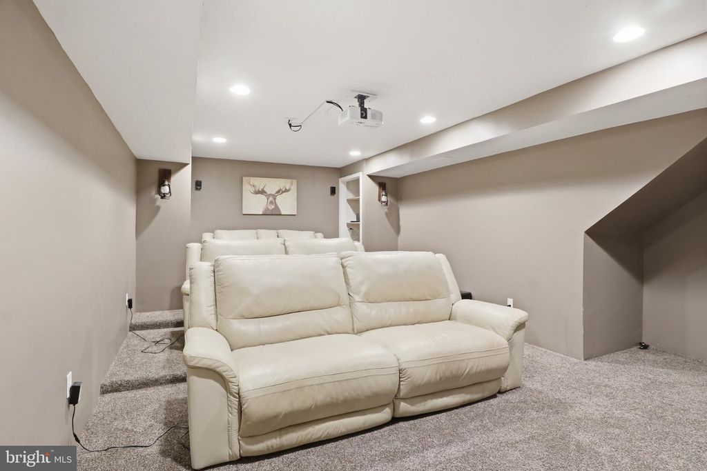Image 29 of property listing at 215 AZALEA DR, Windsor, PA 17366