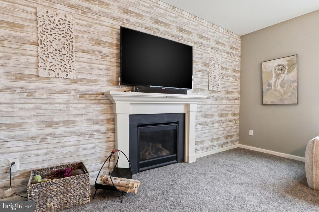 Image 4 of property listing at 215 AZALEA DR, Windsor, PA 17366