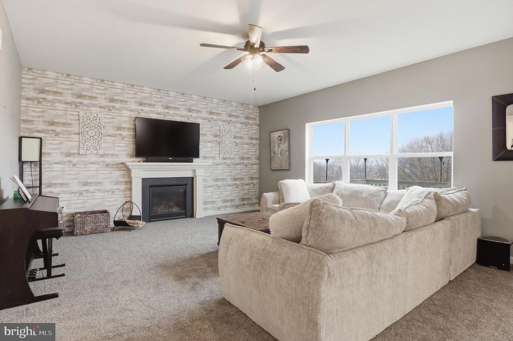 Image 5 of property listing at 215 AZALEA DR, Windsor, PA 17366