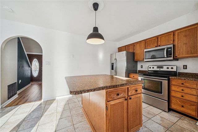 337 Chanticleer Cir, New Stanton, PA 15672