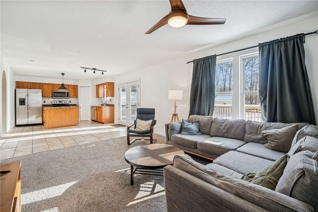 337 Chanticleer Cir, New Stanton, PA 15672