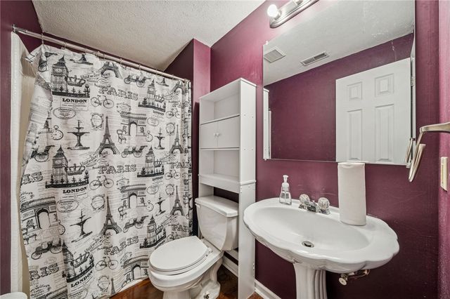 337 Chanticleer Cir, New Stanton, PA 15672