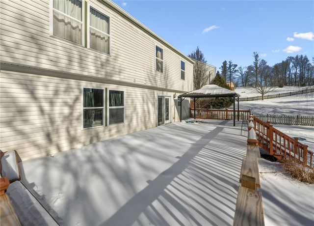 337 Chanticleer Cir, New Stanton, PA 15672