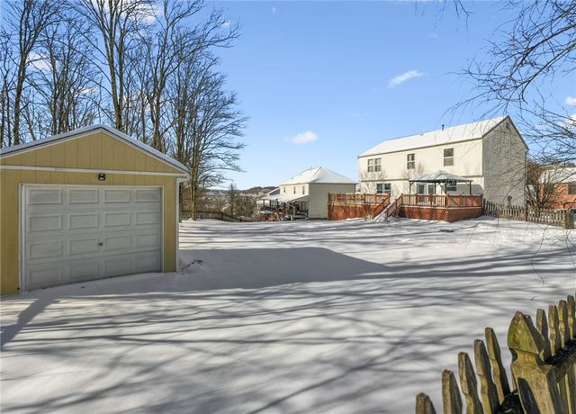 337 Chanticleer Cir, New Stanton, PA 15672