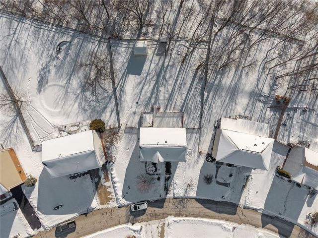 337 Chanticleer Cir, New Stanton, PA 15672