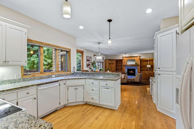 2413 Bridle Creek Trail, Chanhassen, MN 55317