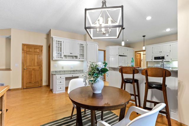 2413 Bridle Creek Trail, Chanhassen, MN 55317