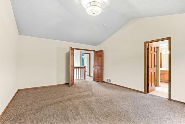 2413 Bridle Creek Trail, Chanhassen, MN 55317