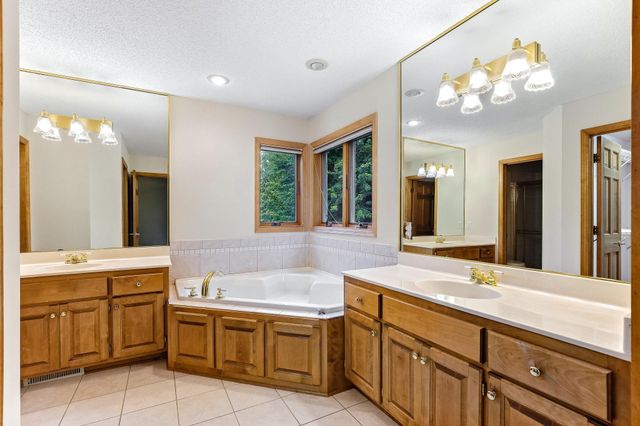 2413 Bridle Creek Trail, Chanhassen, MN 55317
