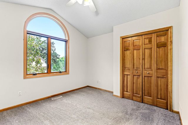 2413 Bridle Creek Trail, Chanhassen, MN 55317