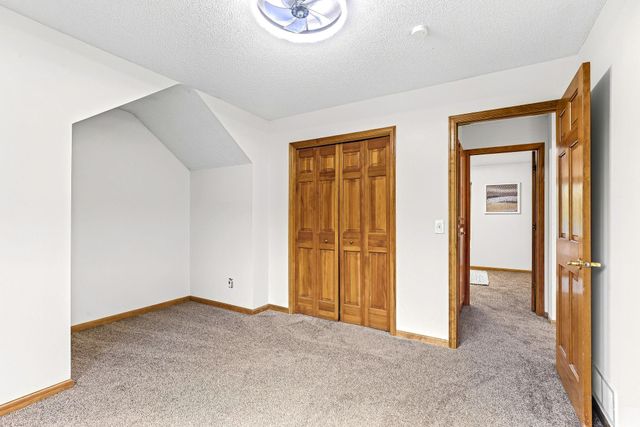 2413 Bridle Creek Trail, Chanhassen, MN 55317