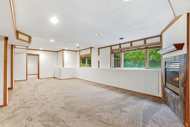 2413 Bridle Creek Trail, Chanhassen, MN 55317