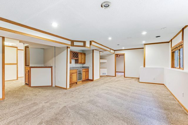2413 Bridle Creek Trail, Chanhassen, MN 55317